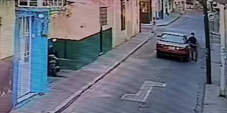 Cámaras de seguridad captaron el momento en que un sujeto baja de un taxi dorado con guinda para sustraer la motoneta en la calle Aquiles Serdán.