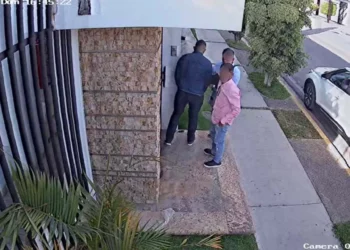 Cámaras de seguridad particulares captan los momentos en que desconocidos vigilan las fachadas de las casas en la colonia Reforma antes de dar el golpe.