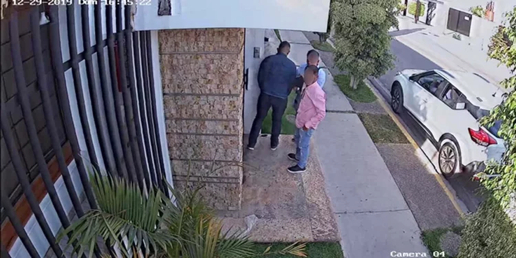 Cámaras de seguridad particulares captan los momentos en que desconocidos vigilan las fachadas de las casas en la colonia Reforma antes de dar el golpe.