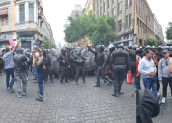 VIDEOS | ¡Gas lacrimógeno y empujones! CNTE choca con policías al intentar tomar el zócalo de CDMX