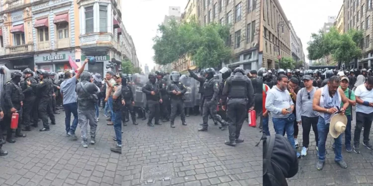 VIDEOS | ¡Gas lacrimógeno y empujones! CNTE choca con policías al intentar tomar el zócalo de CDMX