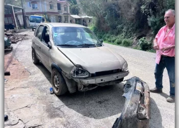Con severos daños materiales resultó un automóvil Chevy tras salirse de la carretera local 178 en Juquila.