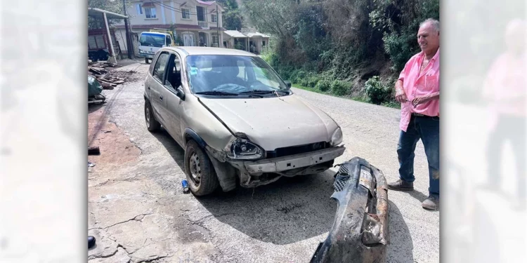 Con severos daños materiales resultó un automóvil Chevy tras salirse de la carretera local 178 en Juquila.