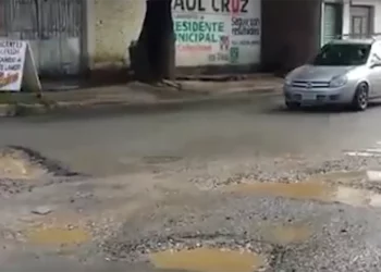 En minutos, termina bache con llantas de 3 autos