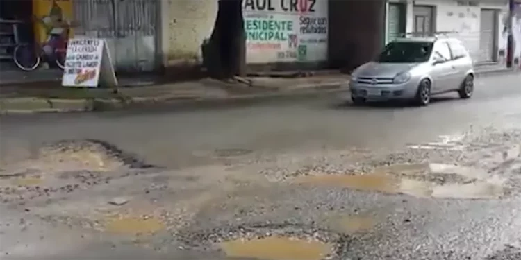 En minutos, termina bache con llantas de 3 autos