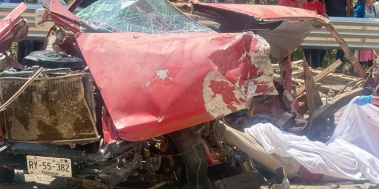 Impactante choque en la autopista Mitla-Tehuantepec deja un muerto y un hospitalizado