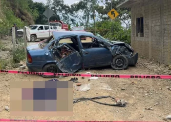 El vehículo Chevy azul quedó severamente dañado tras volcar a la altura de la comunidad de Llanoflor.