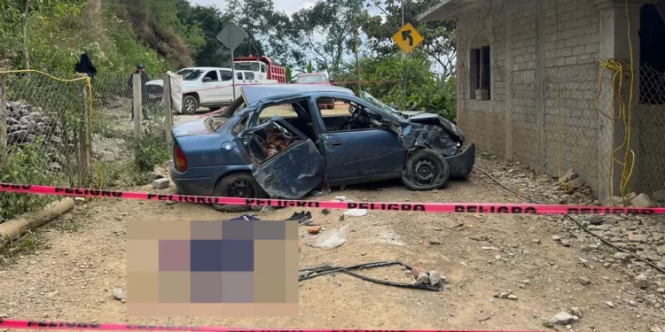 El vehículo Chevy azul quedó severamente dañado tras volcar a la altura de la comunidad de Llanoflor.