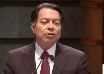 La presidenta Claudia Sheinbaum entrega reconocimientos a docentes destacados en la ceremonia del Día del Maestro en la SEP. Foto: Captura de pantalla / Gobierno de México