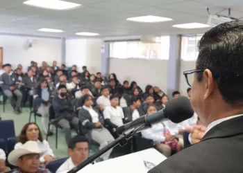 Directivos del CECyTEO y del Instituto Tecnológico de Tlaxiaco firmaron el convenio.