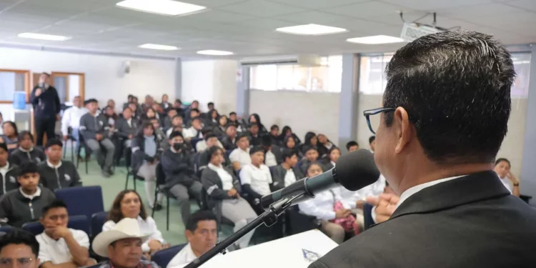Directivos del CECyTEO y del Instituto Tecnológico de Tlaxiaco firmaron el convenio.