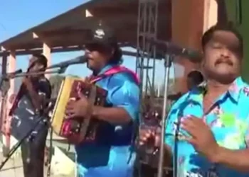 El director de la agrupación “Mar Azul” fue sorprendido por sicarios a escasos metros de su hogar.