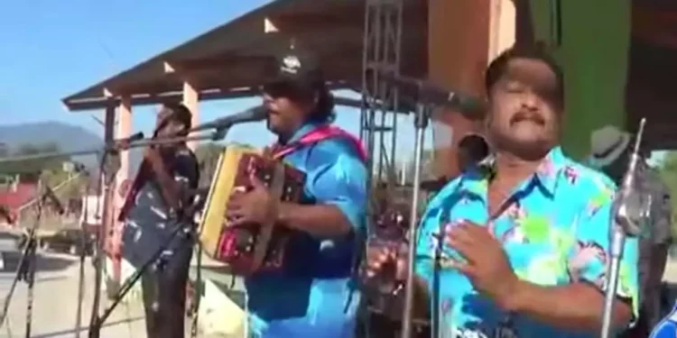 El director de la agrupación “Mar Azul” fue sorprendido por sicarios a escasos metros de su hogar.