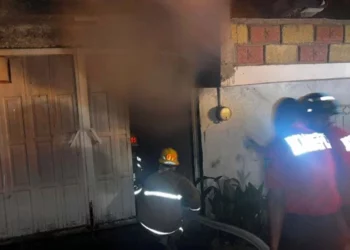 El estallido de un cilindro de gas LP de 20 kilos provocó un incendio que redujo a cenizas tres habitaciones en un domicilio de la colonia Militar en Huajuapan.