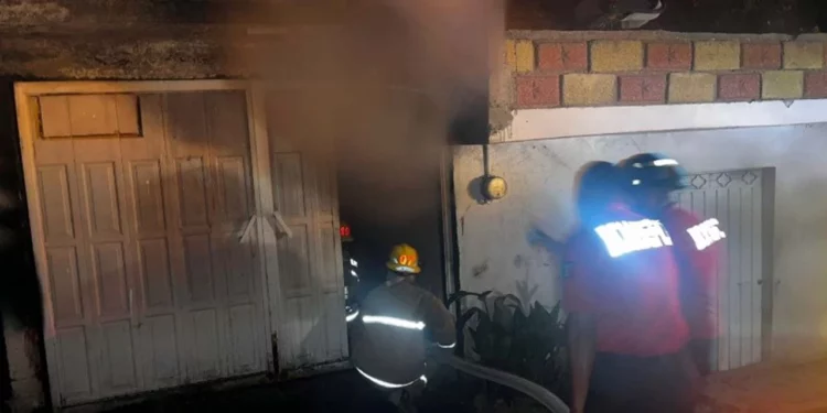El estallido de un cilindro de gas LP de 20 kilos provocó un incendio que redujo a cenizas tres habitaciones en un domicilio de la colonia Militar en Huajuapan.