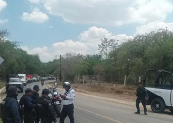 Elementos de la Policía Estatal resguardan las salidas vehiculares de la Mixteca tras el arresto de un civil armado en Juxtlahuaca.