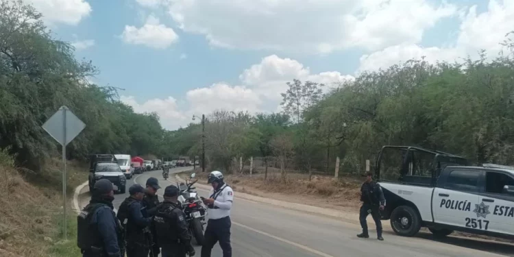 Elementos de la Policía Estatal resguardan las salidas vehiculares de la Mixteca tras el arresto de un civil armado en Juxtlahuaca.