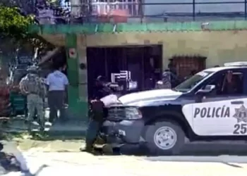 Elementos policiales resguardan la avenida 16 de Septiembre tras la ejecución de José Marcial.