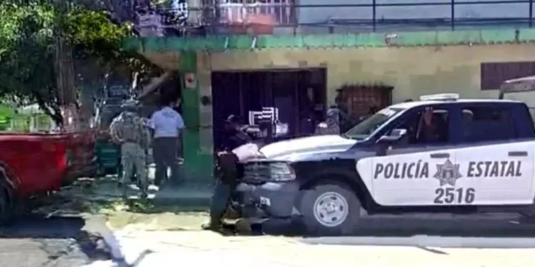 Elementos policiales resguardan la avenida 16 de Septiembre tras la ejecución de José Marcial.