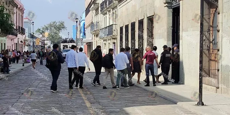 En la ciudad capital, diversos edificios públicos y centros comerciales fueron evacuados como medida de precaución.