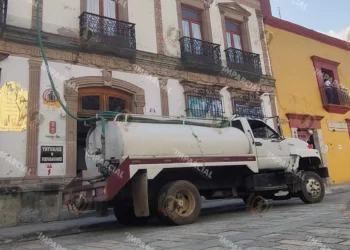 Foto: Adrián Gaytán // El abasto de agua, servicio básico, en manos de particulares y sindicatos, sin el más mínimo rubor de la autoridad.