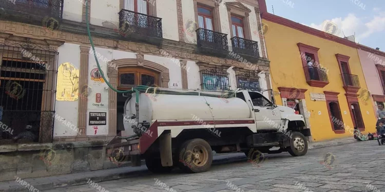 Foto: Adrián Gaytán // El abasto de agua, servicio básico, en manos de particulares y sindicatos, sin el más mínimo rubor de la autoridad.