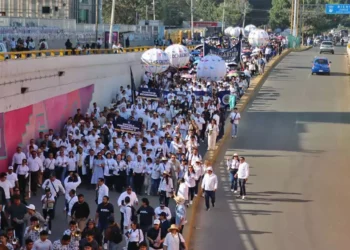 Foto: redes sociales // El acarreo y cargada en favor del candidato oficialista.