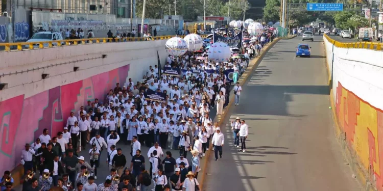 Foto: redes sociales // El acarreo y cargada en favor del candidato oficialista.