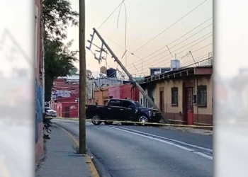 Foto: redes sociales // El agente municipal de Santa Rosa Panzacola, en estado de ebriedad, chocó con su vehículo y causó daños al mobiliario urbano.