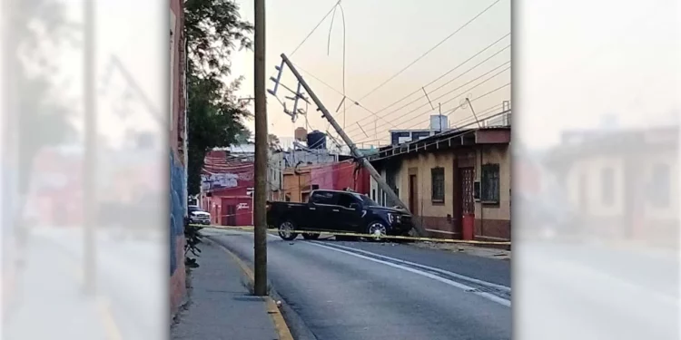 Foto: redes sociales // El agente municipal de Santa Rosa Panzacola, en estado de ebriedad, chocó con su vehículo y causó daños al mobiliario urbano.