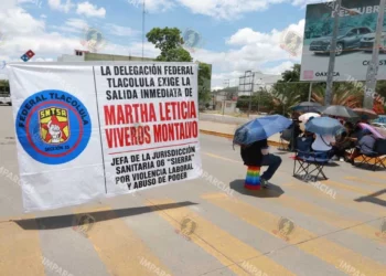 Foto: Adrián Gaytán // El bloqueo contra la hermana de Benjamín Viveros en la fuente de las 8 Regiones.