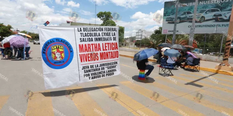 Foto: Adrián Gaytán // El bloqueo contra la hermana de Benjamín Viveros en la fuente de las 8 Regiones.