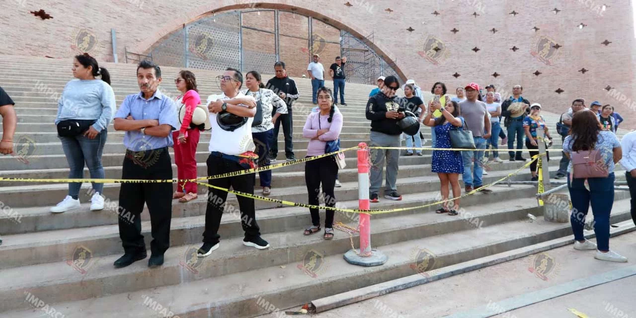 Foto: Adrián Gaytán // El bloqueo de los padres de familia a accesos a la obra del nuevo estadio