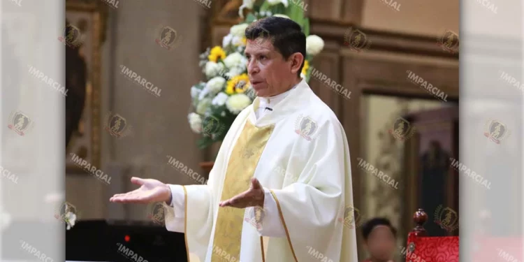 Fotos: Adrián Gaytán // El presbítero Alejandro Rodríguez G. realizó la celebración eucarística del VI domingo de Pascua.
