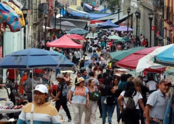 Foto: Adrián Gaytán // En el zócalo y calles aledañas, la Sección 22 cedió más espacios a puestos ambulantes.
