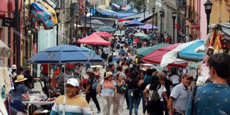 Foto: Adrián Gaytán // En el zócalo y calles aledañas, la Sección 22 cedió más espacios a puestos ambulantes.