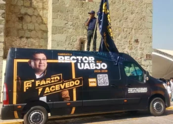 Foto: redes sociales // Exhiben vehículo de apoyo a Farid Acevedo invadiendo espacios para discapacitados frente al Palacio Municipal, sin que alguna autoridad lo impidiera.