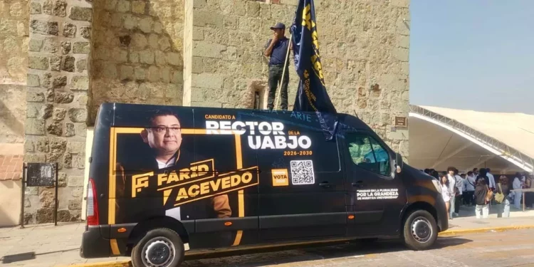 Foto: redes sociales // Exhiben vehículo de apoyo a Farid Acevedo invadiendo espacios para discapacitados frente al Palacio Municipal, sin que alguna autoridad lo impidiera.