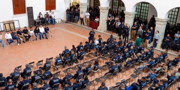 Foto: Municipio de Oaxaca de Juárez // Encuentro de autoridades municipales con policías.