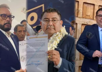 Fotos: Yadira Sosa // izquierda: Enrique Martínez recibió la constancia de registro – centro: Farid Acevedo se registró como candidato a la Rectoría de la UABJO – derecha: Alexander Pérez Carrera fue el primero en llegar para solicitar su registro.