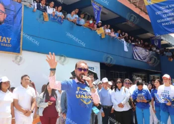 Foto: El Imparcial // Enrique Martínez Martínez en diálogo con universitarios.