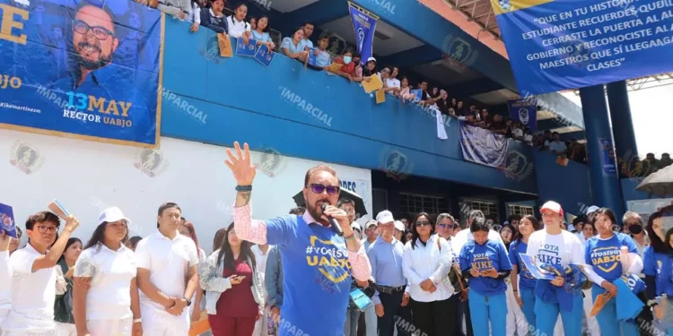 Foto: El Imparcial // Enrique Martínez Martínez en diálogo con universitarios.