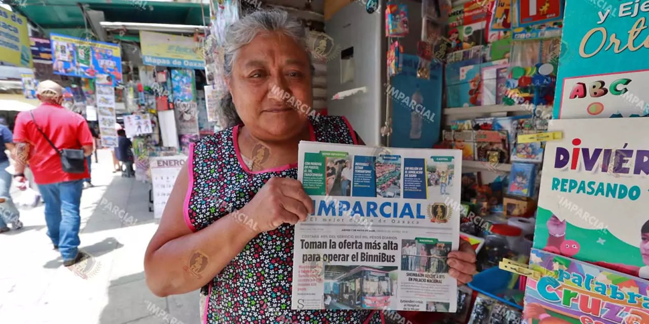 Foto: Adrián Gaytán // Enriqueta Inés Cervantes Miguel, la tercera generación de una familia dedicada a la venta de periódicos y revistas.