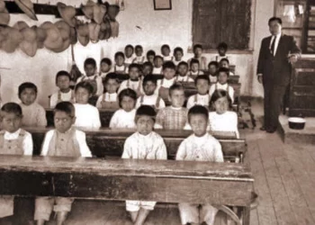 Entre pizarrones de madera y caminos de terracería, generaciones de maestros normalistas formaron a niñas y niños de Oaxaca.