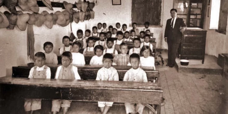 Entre pizarrones de madera y caminos de terracería, generaciones de maestros normalistas formaron a niñas y niños de Oaxaca.