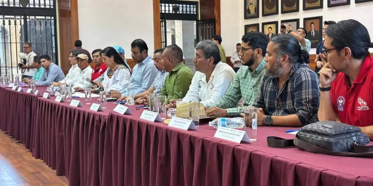 Foto: Cencos 22 // Entrega del pliego petitorio de la Sección 22 al gobierno de Oaxaca.