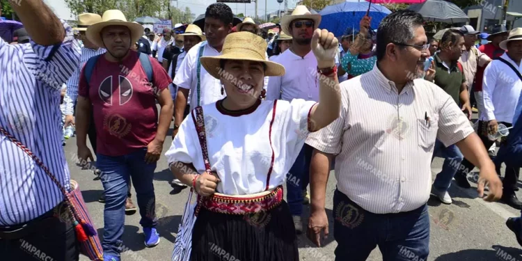 Foto: Archivo El Imparcial // Entrega la magisterial su pliego petitorio luego de la marcha por el Día del Trabajador.