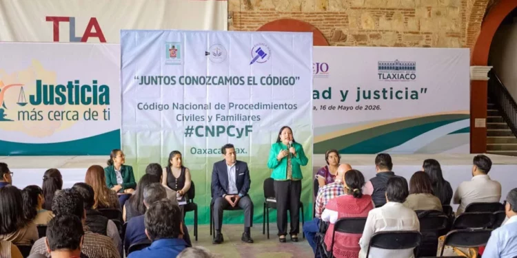 Especialistas en materia judicial impartieron en Tlaxiaco un taller sobre procedimientos civiles y familiares dirigido a abogados, estudiantes y ciudadanía.