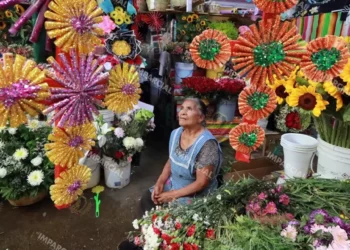 Fotos: Adrián Gaytán // Este viernes había aproximadamente 10 puestos de venta de cruces para esta celebración.