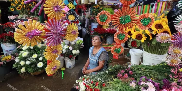 Fotos: Adrián Gaytán // Este viernes había aproximadamente 10 puestos de venta de cruces para esta celebración.